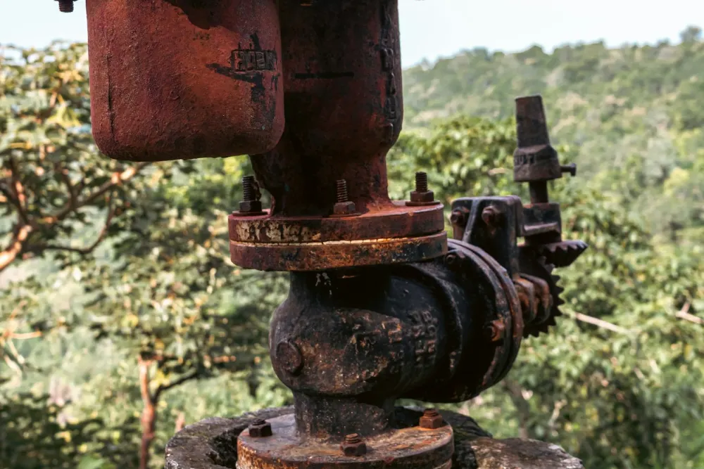 Corroded outdoor valve with a gear operator